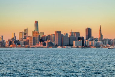 San Francisco şehir merkezinin manzarası Kaliforniya Ufuk çizgisi, okyanus manzarası sabahın erken saatlerinde gün doğumunda