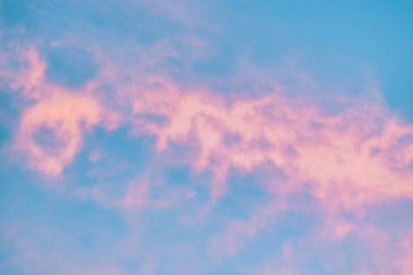 Güneşle boyanmış güzel bir gökyüzü ardında parlak altın tonları bırakır. Pembe, mavi ve çok renkli. Alacakaranlık akşamı ve sabah gökyüzünde bulutlar. Akşamları bulutlu bir arka plan, gündüzleri bulutlu.