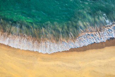 Sahildeki deniz suyu yaz arkaplanı. Kum plajı çöl dokusu. Beyaz köpük dalgası kumlu deniz manzarası.
