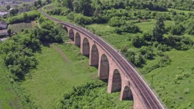 Ukrayna 'nın Ternopil bölgesindeki Plebanivka köyündeki Avusturya-Macaristan demiryolu köprüsünün havadan görünüşü Ukrayna' nın seyahat görüş noktaları. 4k video