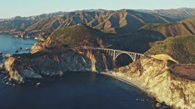 Kaliforniya 'daki 1. Otoyol boyunca Pasifik kıyısındaki Bixby Köprüsü' nün havadan görüntüsü. Büyük Sur, Lucia. Seyahat konsepti, turizm, seyahat, tatil. 4K video.