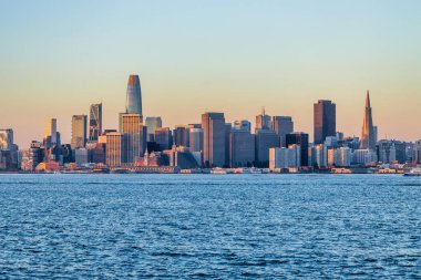 San Francisco şehir merkezinin manzarası Kaliforniya Ufuk çizgisi, okyanus manzarası sabahın erken saatlerinde gün doğumunda