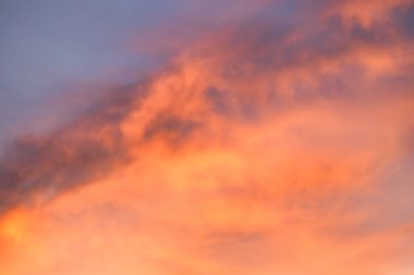 Güneşle boyanmış güzel bir gökyüzü ardında parlak altın tonları bırakır. Pembe, mavi ve çok renkli. Alacakaranlık akşamı ve sabah gökyüzünde bulutlar. Akşamları bulutlu bir arka plan, gündüzleri bulutlu.