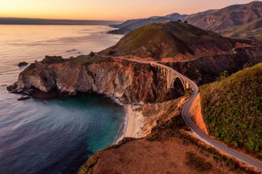 Bixby Köprüsü, 1. Otoyol ve Big Sur boyunca Pasifik Okyanusu kıyısı boyunca, güzel manzara ve hava manzarası, gün batımı, gün doğumu, sis. Kavram, seyahat, tatil, hafta sonu.