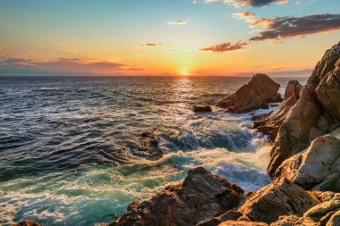 1. Otoyol ve Big Sur boyunca Pasifik Okyanusu 'nun güzel manzarası, hava manzarası, gün batımı, gün doğumu, sis. Kavram, seyahat, tatil, hafta sonu.