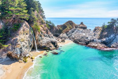 1. Otoyol 'daki McWay Şelalesi ve Pasifik Okyanusu kıyısındaki Big Sur. Güzel manzara ve hava manzarası. Gün batımı, gün doğumu, sis. Kavram, seyahat, tatil, hafta sonu.