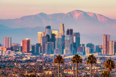 Gün batımında Los Angeles şehir merkezinde. Arka planda San Gabriel Dağları olan güzel bir şehir manzarası. Kavram, Hollywood, Turizm, Sinema, Yıldızlar, Ünlüler