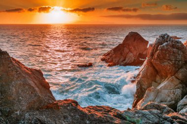 1. Otoyol ve Big Sur boyunca Pasifik Okyanusu 'nun güzel manzarası, hava manzarası, gün batımı, gün doğumu, sis. Kavram, seyahat, tatil, hafta sonu.