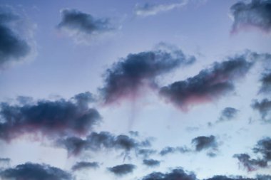 Güneşle boyanmış güzel bir gökyüzü ardında parlak altın tonları bırakır. Pembe, mavi ve çok renkli. Alacakaranlık akşamı ve sabah gökyüzünde bulutlar. Akşamları bulutlu bir arka plan, gündüzleri bulutlu.