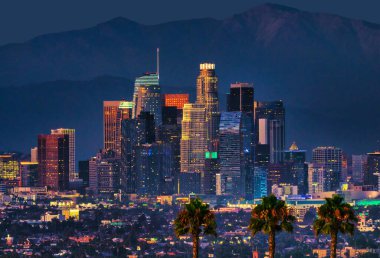 Los Angeles şehir merkezinde göz kamaştırıcı bir gece manzarası parlayan dolunay ve parıldayan şehir ışıklarıyla. Sahne Hollywood yıldızlarının özünü, ikonik şehir siluetine karşı yakalıyor.