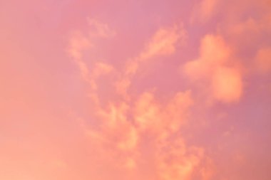 Güneşle boyanmış güzel bir gökyüzü ardında parlak altın tonları bırakır. Pembe, mavi ve çok renkli. Alacakaranlık akşamı ve sabah gökyüzünde bulutlar. Akşamları bulutlu bir arka plan, gündüzleri bulutlu.