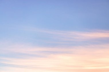 Güneşle boyanmış güzel bir gökyüzü ardında parlak altın tonları bırakır. Pembe, mavi ve çok renkli. Alacakaranlık akşamı ve sabah gökyüzünde bulutlar. Akşamları bulutlu bir arka plan, gündüzleri bulutlu.