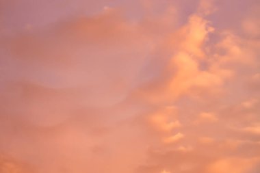 Güneşle boyanmış güzel bir gökyüzü ardında parlak altın tonları bırakır. Pembe, mavi ve çok renkli. Alacakaranlık akşamı ve sabah gökyüzünde bulutlar. Akşamları bulutlu bir arka plan, gündüzleri bulutlu.