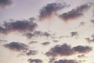 Güneşle boyanmış güzel bir gökyüzü ardında parlak altın tonları bırakır. Pembe, mavi ve çok renkli. Alacakaranlık akşamı ve sabah gökyüzünde bulutlar. Akşamları bulutlu bir arka plan, gündüzleri bulutlu.