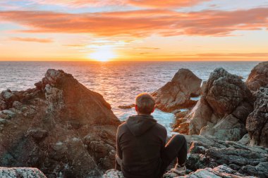 Pasifik Okyanusu kıyısı boyunca uzanan 1. Otoyol ve Big Sur, güzel manzara ve hava manzarası, gün batımı, gün doğumu, sis. Kavram, seyahat, tatil, hafta sonu.