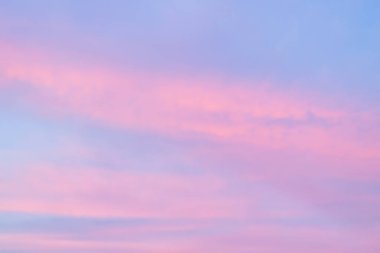 Güneşle boyanmış güzel bir gökyüzü ardında parlak altın tonları bırakır. Pembe, mavi ve çok renkli. Alacakaranlık akşamı ve sabah gökyüzünde bulutlar. Akşamları bulutlu bir arka plan, gündüzleri bulutlu.