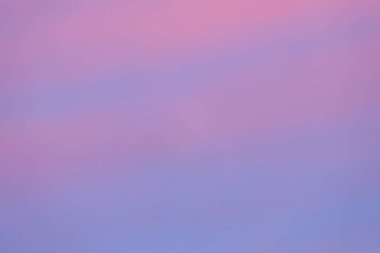 Güneşle boyanmış güzel bir gökyüzü ardında parlak altın tonları bırakır. Pembe, mavi ve çok renkli. Alacakaranlık akşamı ve sabah gökyüzünde bulutlar. Akşamları bulutlu bir arka plan, gündüzleri bulutlu.