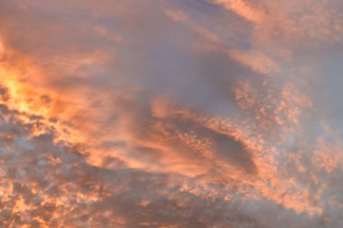 Güneşle boyanmış güzel bir gökyüzü ardında parlak altın tonları bırakır. Pembe, mavi ve çok renkli. Alacakaranlık akşamı ve sabah gökyüzünde bulutlar. Akşamları bulutlu bir arka plan, gündüzleri bulutlu.