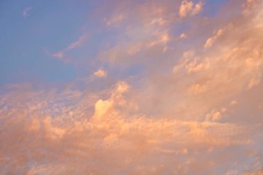 Güneşle boyanmış güzel bir gökyüzü ardında parlak altın tonları bırakır. Pembe, mavi ve çok renkli. Alacakaranlık akşamı ve sabah gökyüzünde bulutlar. Akşamları bulutlu bir arka plan, gündüzleri bulutlu.