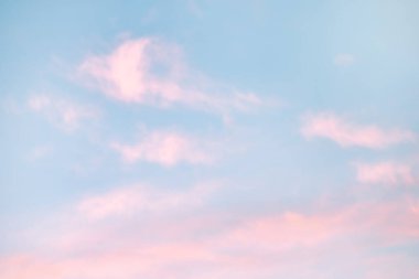 Güneşle boyanmış güzel bir gökyüzü ardında parlak altın tonları bırakır. Pembe, mavi ve çok renkli. Alacakaranlık akşamı ve sabah gökyüzünde bulutlar. Akşamları bulutlu bir arka plan, gündüzleri bulutlu.