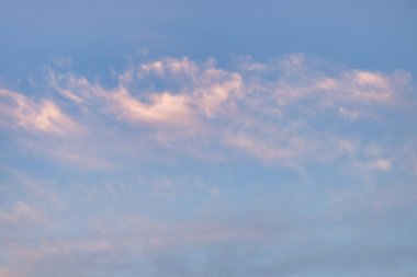 Güneşle boyanmış güzel bir gökyüzü ardında parlak altın tonları bırakır. Pembe, mavi ve çok renkli. Alacakaranlık akşamı ve sabah gökyüzünde bulutlar. Akşamları bulutlu bir arka plan, gündüzleri bulutlu.