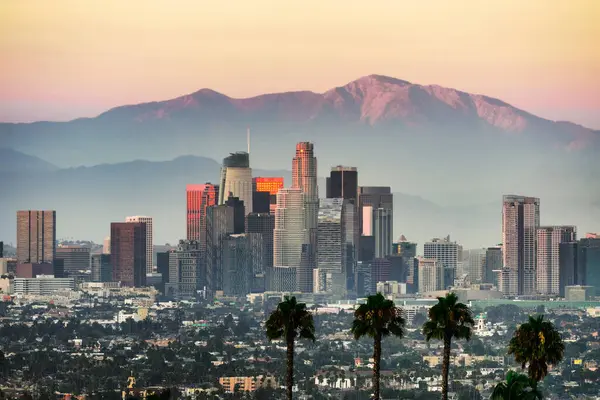 Los Angeles şehir merkezinde göz kamaştırıcı bir gece manzarası parlayan dolunay ve parıldayan şehir ışıklarıyla. Sahne Hollywood yıldızlarının özünü, ikonik şehir siluetine karşı yakalıyor.