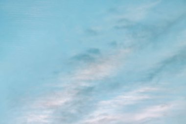 Güneşle boyanmış güzel bir gökyüzü ardında parlak altın tonları bırakır. Pembe, mavi ve çok renkli. Alacakaranlık akşamı ve sabah gökyüzünde bulutlar. Akşamları bulutlu bir arka plan, gündüzleri bulutlu.