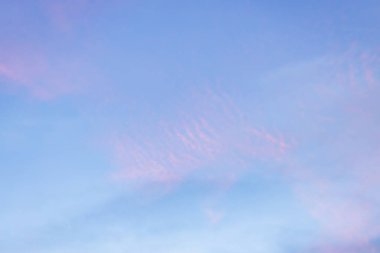 Güneşle boyanmış güzel bir gökyüzü ardında parlak altın tonları bırakır. Pembe, mavi ve çok renkli. Alacakaranlık akşamı ve sabah gökyüzünde bulutlar. Akşamları bulutlu bir arka plan, gündüzleri bulutlu.