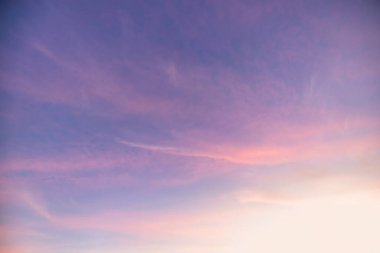 Güneşle boyanmış güzel bir gökyüzü ardında parlak altın tonları bırakır. Pembe, mavi ve çok renkli. Alacakaranlık akşamı ve sabah gökyüzünde bulutlar. Akşamları bulutlu bir arka plan, gündüzleri bulutlu.