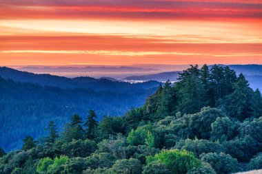 Breathtaking, beautiful sunrise view in mountains Silicon Valley, dreamy backdrop for trekking enthusiasts. Travel moment captures natures harmony and the allure of morning light in California's hills clipart