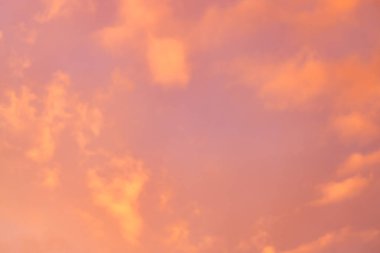 Güneşle boyanmış güzel bir gökyüzü ardında parlak altın tonları bırakır. Pembe, mavi ve çok renkli. Alacakaranlık akşamı ve sabah gökyüzünde bulutlar. Akşamları bulutlu bir arka plan, gündüzleri bulutlu.