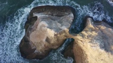 1. Pasifik Sahil Otobanı boyunca uzanan güzel kaya oluşumları manzarası, Greyhound Rock California ABD yakınları, seyahat ve tatil konsepti. Video 4 K