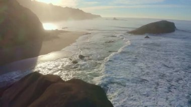 Greyhound Rock 'ın hava manzarası, Pasifik Sahil Otoyolu 1, Kaliforniya ABD, seyahat ve tatil konsepti boyunca kaya oluşumlarının güzel manzarası..