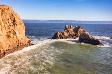 Point Reyes, California 'nın nefes kesici hava manzarası Pasifik Okyanusu' yla çevrili dramatik sahil uçurumlarını gösteriyor. Doğa aşıkları, fotoğrafçılar ve açık hava için çarpıcı bir yer.