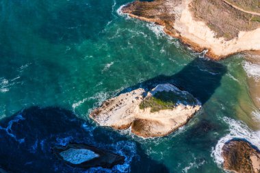 Kaliforniya 'da çarpıcı bir kıyı kaya oluşumu olan Shark Fin Koyu Pasifik Okyanusu üzerinde belirgin bir şekilde yükselir. Kayalara çarpan dalgaların olduğu pitoresk kıyı şeridi ziyaret edilmesi gereken bir yerdir.