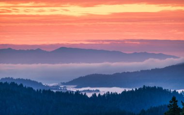 Breathtaking, beautiful sunrise view in mountains Silicon Valley, dreamy backdrop for trekking enthusiasts. Travel moment captures natures harmony and the allure of morning light in California's hills clipart