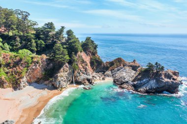 1. Otoyol 'daki McWay Şelalesi ve Pasifik Okyanusu kıyısındaki Big Sur. Güzel manzara ve hava manzarası. Gün batımı, gün doğumu, sis. Kavram, seyahat, tatil, hafta sonu.