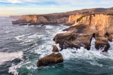 Kaliforniya, Davenport, Santa Cruz 'daki 1. Otoyol' daki Pasifik Okyanusu kıyılarının güzel kumlu manzarası ve uçurumları. Seyahat konsepti, turizm, eğlence, tatil