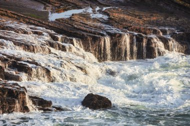 Kaliforniya, Davenport, Santa Cruz 'daki 1. Otoyol' daki Pasifik Okyanusu kıyılarının güzel kumlu manzarası ve uçurumları. Seyahat konsepti, turizm, eğlence, tatil