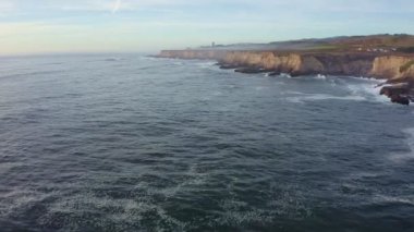 Kaliforniya, Davenport, Santa Cruz 'daki 1. Otoyol' daki Pasifik Okyanusu kıyılarının güzel kumlu manzarası ve uçurumları. 4K çekimi. Seyahat konsepti, turizm, eğlence, tatil