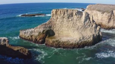 Shark Fin Koyu 'nun havadan görünüşü, Davenport, Santa Cruz. Kaliforniya 'daki 1. Otoyol' daki Pasifik Okyanusu kıyısının güzel manzarası. 4K görüntüler. Seyahat, turizm, tatil, tatil konsepti
