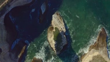 Shark Fin Koyu 'nun havadan görünüşü, Davenport, Santa Cruz. Kaliforniya 'daki 1. Otoyol' daki Pasifik Okyanusu kıyısının güzel manzarası. 4K görüntüler. Seyahat, turizm, tatil, tatil konsepti