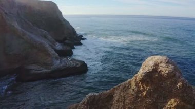 1. Pasifik Sahil Otobanı boyunca uzanan güzel kaya oluşumları manzarası, Greyhound Rock California ABD yakınları, seyahat ve tatil konsepti. Video 4 K