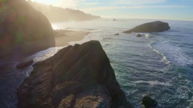 Greyhound Rock 'ın hava manzarası, Pasifik Sahil Otoyolu 1, Kaliforniya ABD, seyahat ve tatil konsepti boyunca kaya oluşumlarının güzel manzarası..