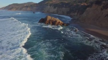 Greyhound Rock 'ın hava manzarası, Pasifik Sahil Otoyolu 1, Kaliforniya ABD, seyahat ve tatil konsepti boyunca kaya oluşumlarının güzel manzarası..