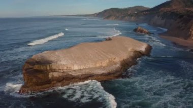 Greyhound Rock 'ın hava manzarası, Pasifik Sahil Otoyolu 1, Kaliforniya ABD, seyahat ve tatil konsepti boyunca kaya oluşumlarının güzel manzarası..