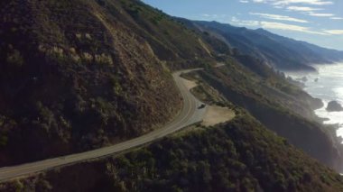 Kaliforniya 'daki 1. Otoyol boyunca Pasifik Okyanusu kıyı şeridi havadan görünüyor. Big Sur, Bixby Köprüsü, Lucia. Seyahat konsepti, turizm, seyahat, tatil. 4K video.