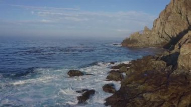 Partington Koyu, Pasifik Okyanusu kıyısı. California 'da 1. Otoyol boyunca. Big Sur, Bixby Köprüsü, Lucia. Seyahat konsepti, turizm, seyahat, tatil. 4K video