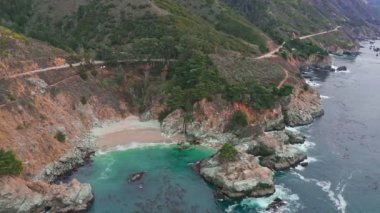 California 'daki 1. Otoyol boyunca Pasifik kıyısındaki McWay Şelaleleri' nin havadan görüntüsü. Büyük Sur, Lucia. Seyahat konsepti, turizm, seyahat, tatil. 4K video.