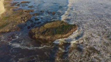 California, Davenport, Santa Cruz 'daki 1. Otoyol' daki Pasifik Okyanusu kıyılarının güzel manzarası. 4K çekimi. Seyahat konsepti, turizm, eğlence, tatil